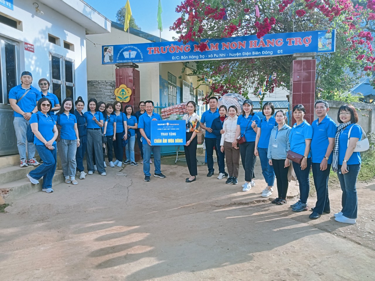 Công ty Bảo Việt Thăng Long trao qùa và chụp ảnh lưu niệm với nhà trường