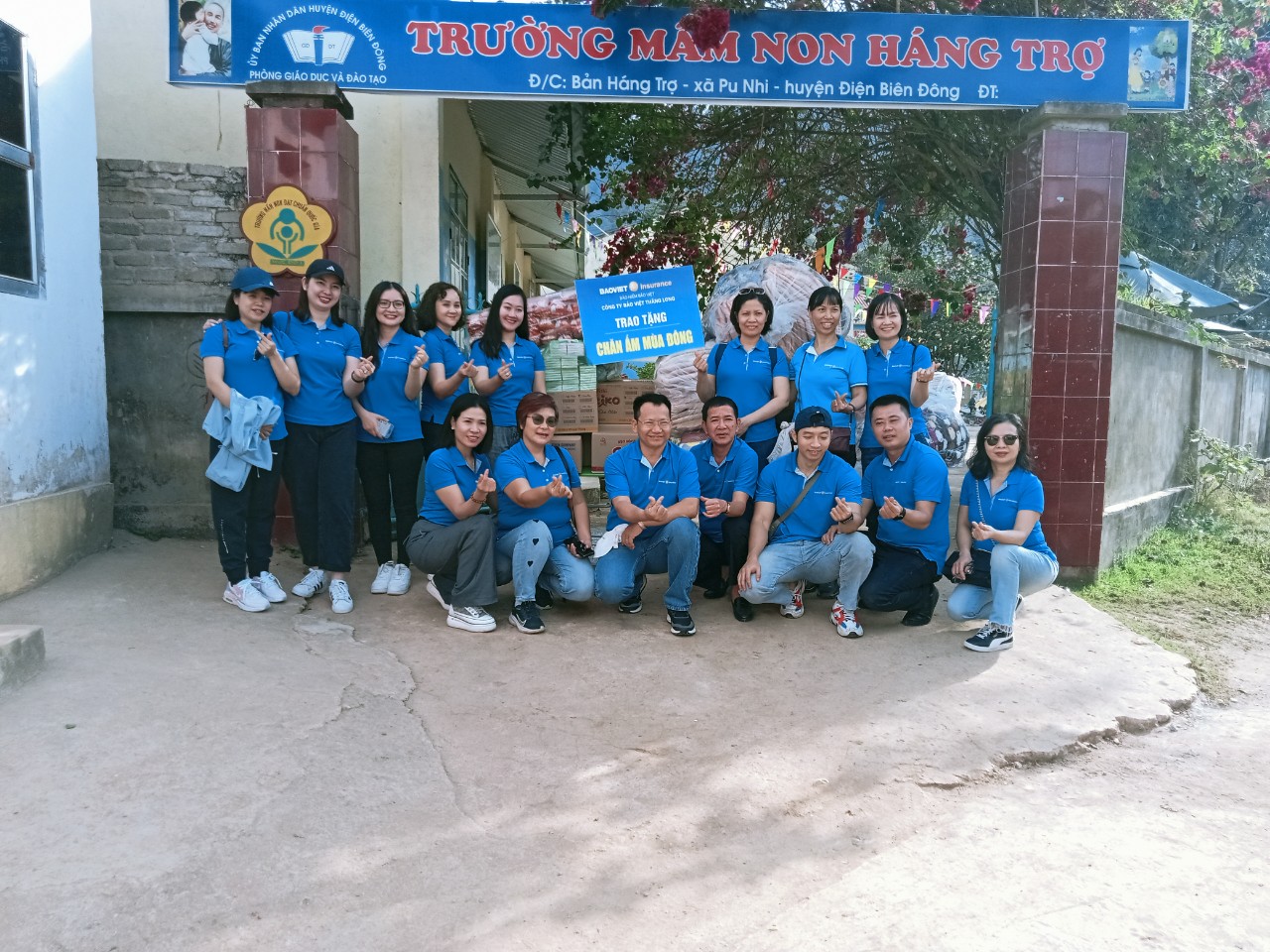 Công ty Bảo Việt Thăng Long trao qùa và chụp ảnh lưu niệm với nhà trường